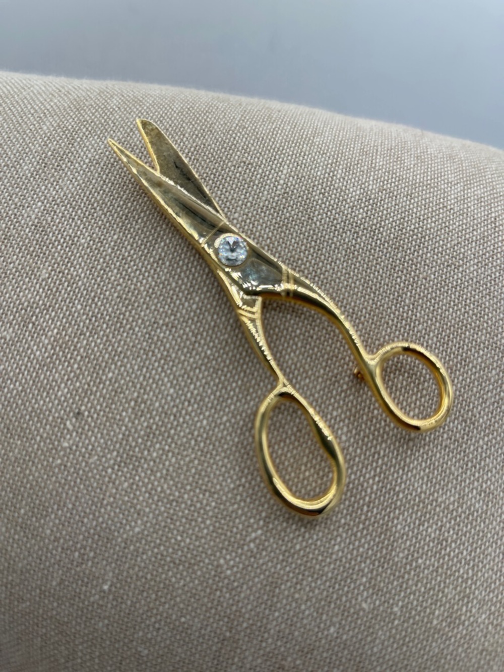 Vintage Scissors Hair Stylist Pin Brooch Gold Scissor-Shaped Crystal Brooch - Picture 2 of 4